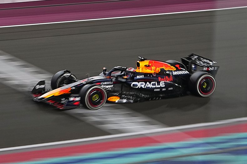 Max Verstappen cruza la meta con su Red Bull para ganar el Gran Premio de Qatar, el domingo 30 de noviembre de 2025 en Lusail. (AP Foto/Fatima Shbair)