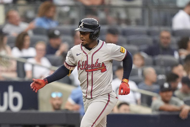 Ozzie Albies, de los Bravos de Atlanta, recorre las bases luego de conectar un jonrón ante los Yankees de Nueva York, el viernes 21 de junio de 2024 (AP foto/Frank Franklin II)