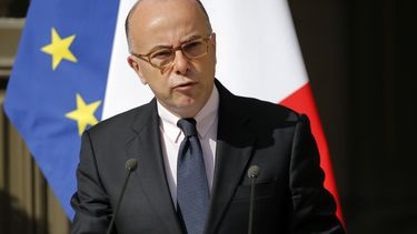 americateve | El ministro del interior de Francia, Bernard Cazeneuve, durante una conferencia de prensa en Par&iacute;s el 22 de septiembre del 2014. Afirm&oacute; que milicianos del grupo extremista Estado Isl&aacute;mico amenazaron matar civiles de pa&iacute;ses que