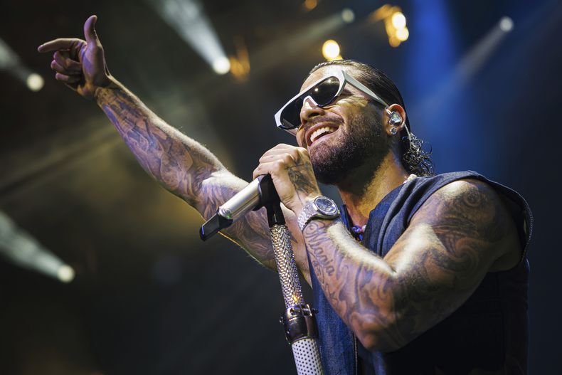 ARCHIVO - El cantante colombiano Maluma en el escenario del Auditorio Stravinski en la 57a edición del Festival de Jazz de Montreux (MJF), en Montreux, Suiza el 11 de julio de 2023. El viernes Maluma lanzará su más recient álbum, Don Juan. (Valentin Flauraud/Keystone vía AP, archivo)