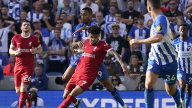 El atacante colombiano Luis Díaz (centro) pugna por el balón con Joao Pedro de Brighton en el partido de la Liga Premier, el domingo 8 de octubre de 2023, en Brighton. (AP Foto/Alberto Pezzali)