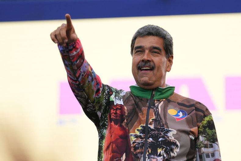 ARCHIVO - El presidente de Venezuela, Nicolás Maduro, señala a sus seguidores durante un mitin de campaña en el vecindario de Catia, en Caracas, Venezuela, el 18 de julio de 2024. (AP Foto/Matias Delacroix, archivo)