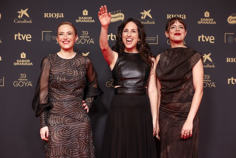 Maria del Puy Alvarado, de izquierda a derecha, Celia de Molina, y Andrea Ros llegan a la 39ª edición de los Premios Goya en Granada, España, el sábado 8 de febrero de 2025, en Granada. (Foto AP/Fermin Rodriguez)