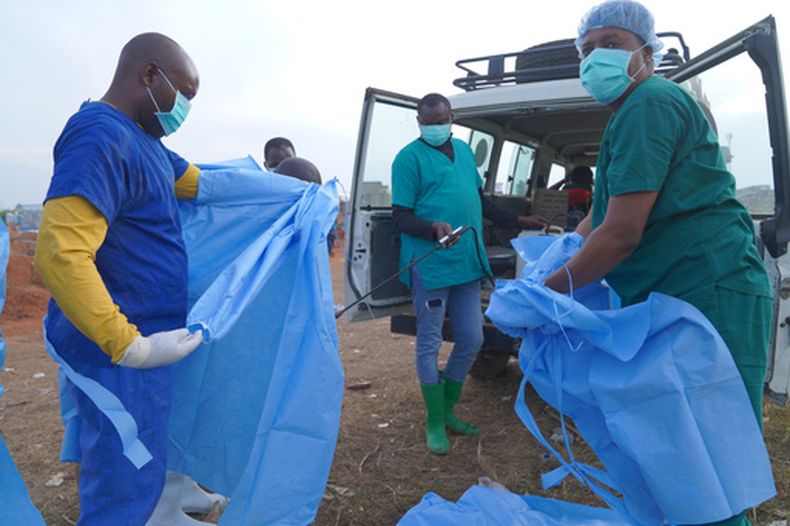 Trabajadores sanitarios se desinfectan tras enterrar a víctimas de ébola en Bunia, provincia de Ituri, República Democrática del Congo, el 18 de agosto del 2026. (AP foto/Dieudonne Dirole)