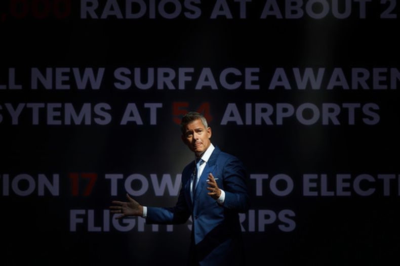 El titular del Departamento de Transporte de EEUU, Sean Duffy, durante una rueda de prensa sobre seguridad aérea en la sede de la agencia gubernamental, el 21 de abril de 2026, en Washington. (Foto AP/Tom Brenner)