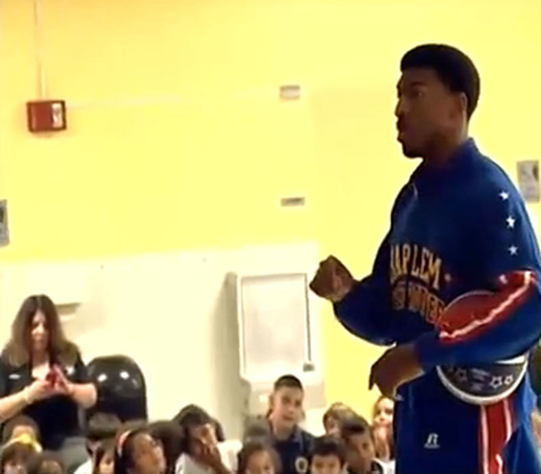 Los Harlem Globetrotters han iniciado una campaña nacional para luchar contra el abuso escolar. Hoy concretamente han visitado un colegio de Miami para hablar con los estudiantes.