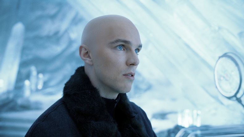 Esta imagen publicada por Warner Bros. Pictures muestra a Nicholas Hoult en una escena de Superman. (Warner Bros. Pictures via AP)