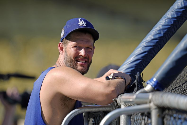 Clayton Kershaw, lanzador de los Dodgers de Los Ángeles, observa la práctica de bateo previa al primer juego de la Serie Mundial ante los Yankees de Nueva York, el viernes 25 de octubre de 2024 (AP Foto/Julio Cortez)
