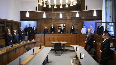 Desde la izquierda, los abogados defensores Klaudia Dawidowic, Ria Halbritter y Christoph Stoll, la jueza Sylvia Busch, centro, y el fiscal público Philipp Meyhöfer, segundo desde la derecha, en el juicio a un médico acusado de matar a 15 pacientes bajo cuidados paliativos, en la Corte Regional de Berlín, Alemania, el 14 de julio del 2025. (Bernd von Jutrczenka/dpa via AP)