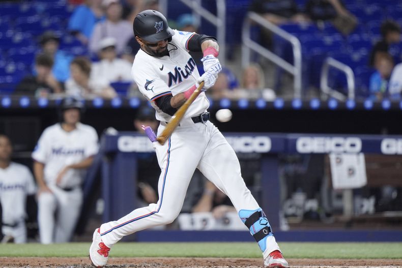 Derek Hill de los Marlins de Mami batea un grand slam que llevó a anotaciones de Jonah Bride y los dominicanos Jesús Sánchez y Otto López en la primera entrada ante los Rojos de Cincinnati el miércoles 7 de agosto del 2024. (AP Foto/Wilfredo Lee)