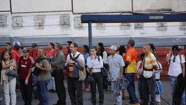 Empleados venezolanos faltan a sus trabajos para subsistir