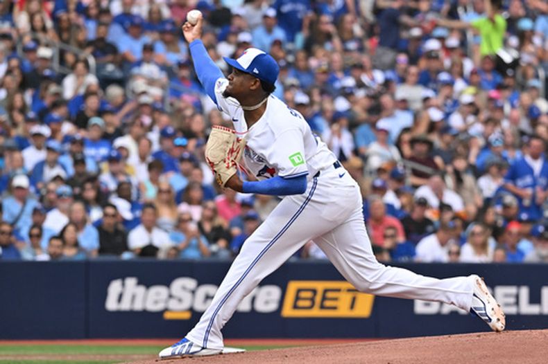 El abridor de los Azulejos de Toronto José Soriano lanza en la primera entrada ante los Marineros de Seattle el sábado 29 de agosto del 2026. (Jon Blacker/The Canadian Press via AP)