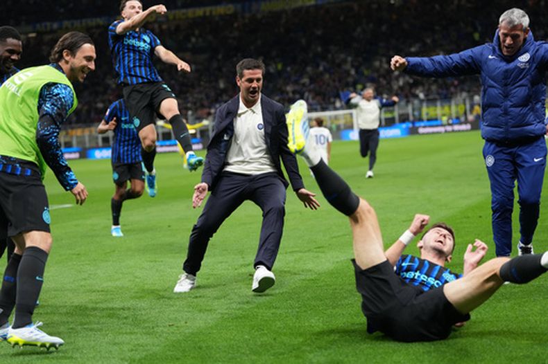 El técnico del Inter de Milán Cristian Chivu (centro) celebra el gol de Petar Sucic en la victoria contra Como en la Copa Italia, el martes 21 de abril de 2026. (AP Foto/Luca Bruno)