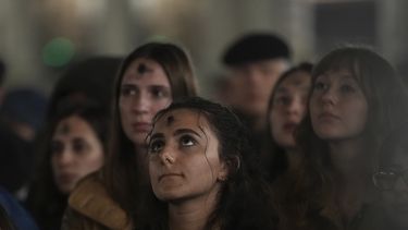 Niñas con cruces de ceniza en la frente rezan el rosario por la salud del papa Francisco en la plaza de San Pedro del Vaticano, el miércoles 5 de marzo de 2025. (AP Foto/Alessandra Tarantino)
