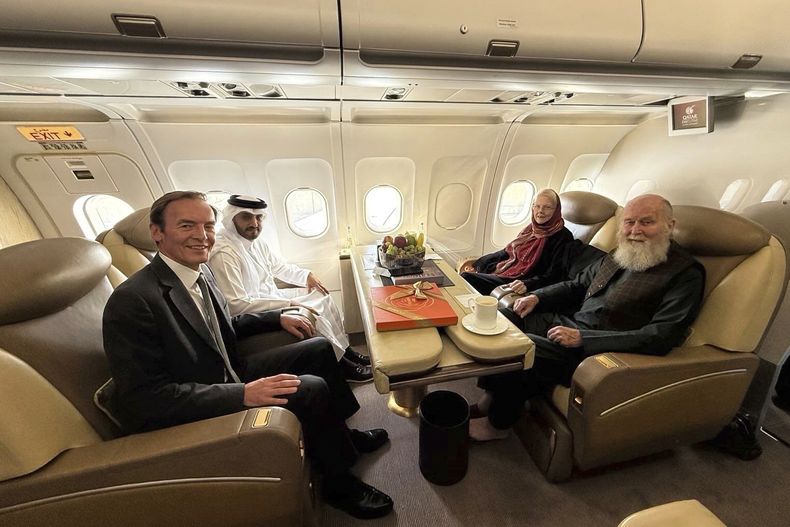 En esta imagen, distribuida por el Ministerio de Exteriores de Qatar, un diplomático qatarí y otro británico (izquierda) posan con la pareja británica formada por Barbie y Peter Reynolds tras su liberación, a bordo de un avión antes de despegar hacia Qatar desde Kabul, Afganistán, el 19 de septiembre de 2025. (Ministerio de Exteriores de Qatar vía AP)