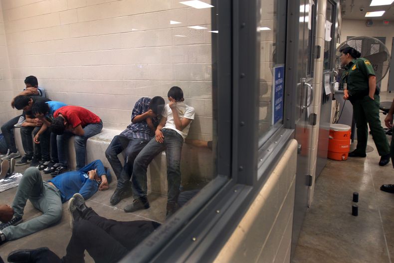 Inmigrantes que han sido apresados cruzando ilegalmente la frontera aparecen en una instalaci&oacute;n de la Patrulla Fronteriza en McAllen, Texas, el 15 de julio del 2014. (AP Foto/Los Angeles Times,  Rick Loomis, Pool)