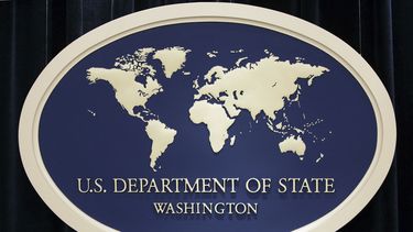 ARCHIVO – El emblema del Departamento de Estado de Estados Unidos, en la sede del organismo en Washington, el 10 de agosto de 2006. (AP Foto/Charles Dharapak, Archivo)