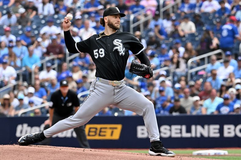 El abridor Medias Blancas de Chicago Sean Burke lanza en la primera entrada ante los Azulejos de Toronto el domingo 19 de julio del 2026. (Jon Blacker/The Canadian Press via AP)