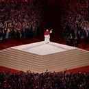 El papa León XIV saluda tras una vigilia con jóvenes en el Estadio de Francia, en Saint-Denis, cerca de París, el 25 de septiembre de 2026. (AP Foto/Thomas Padilla)