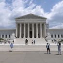 Personas frente a la sede de la Corte Suprema de Estados Unidos, el martes 18 de junio de 2024, en Washington. (AP Foto/Jose Luis Magana)