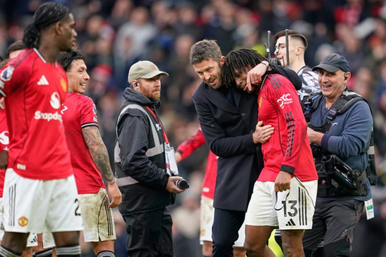 El técnico del Manchester United Michael Carrick (centro) celebra tras la victoria 2-0 ante el Manchester City en la Liga Premier, el sábado 17 de enero de 2026. (AP Foto/Dave Thompson)