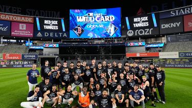 Los Yankees de Nueva York celebran tras vencer a los Medias Rojas de Boston en la serie divisional de la Liga Americana, el miércoles 30 de septiembre de 2026, en Nueva York. (AP Foto/Yuki Iwamura)