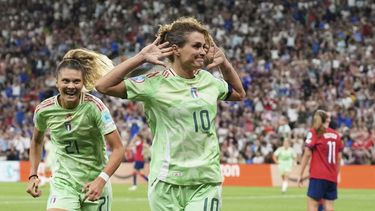Cristiana Girelli (centro) celebra tras anotar el segundo gol de Italia en la victoria 2-1 ante Noruega en los cuartos de final de la Eurocopa femenina, el miércoles 16 de julio de 2025, en Ginebra. (AP Foto/Alessandra Tarantino)