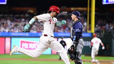 Nick Castellanos, de los Filis de Filadelfia, anota frente a Ben Rortvedt, de los Rays de Tampa Bay, el miércoles 11 de septiembre de 2024 (AP Foto/Derik Hamilton)