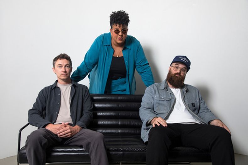 Heath Fogg, izquierda, Brittany Howard y Zac Cockrell, de Alabama Shakes, posan para un retrato en Nueva York el sábado 27 de junio de 2026. (Foto Andy Kropa/Invision/AP)