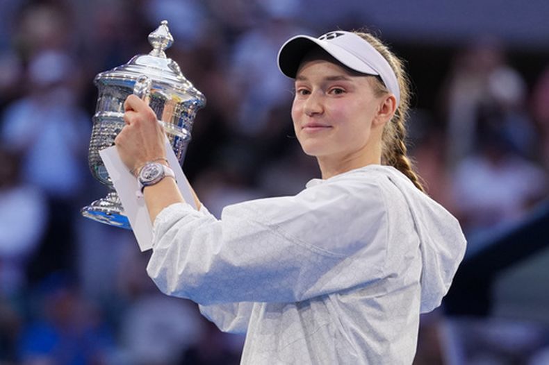 Elena Rybakina sostiene el trofeo de campeona tras derrotar a Aryna Sabalenka en la final del US Open, el sábado 12 de septiembre de 2026, en Nueva York. (AP Foto/Kirsty Wigglesworth)