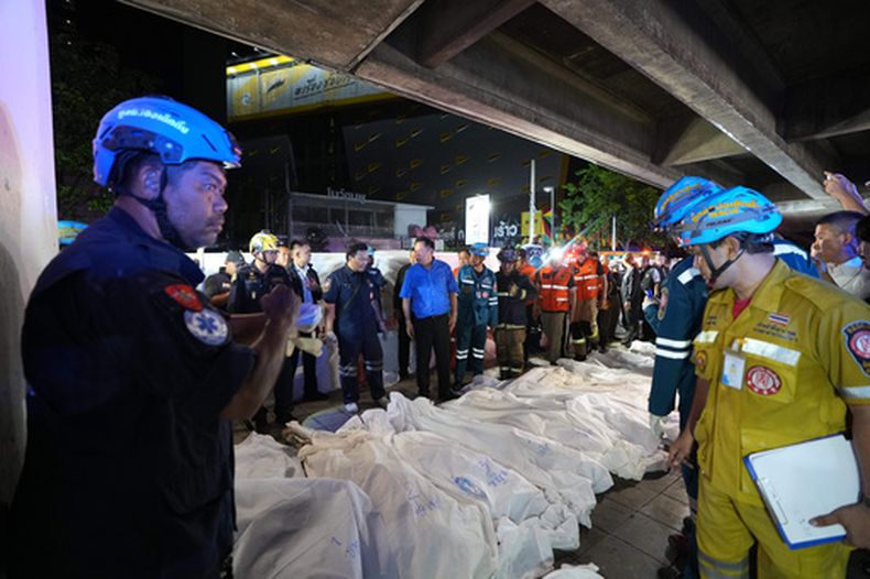 El primer ministro tailandés Anutin Charnvirakul (en azul) inspecciona el lugar del incendio en Bangkok, Tailandia, el 13 de julio del 2026. (AP foto/Sakchai Lalit)