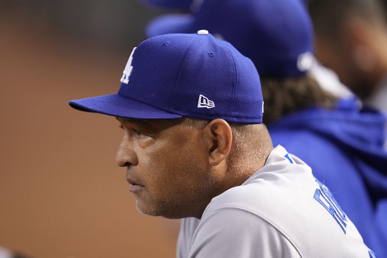 El mánager Dave Roberts de los Dodgers de Los Ángeles reacciona en la 7ma entrada del Juego 3 de la Serie Divisional de la Liga Nacional ante los Diamondbacks de Arizona, el miércoles 11 de octubre de 2023, en Phoenix.(AP Foto/Ross D. Franklin)