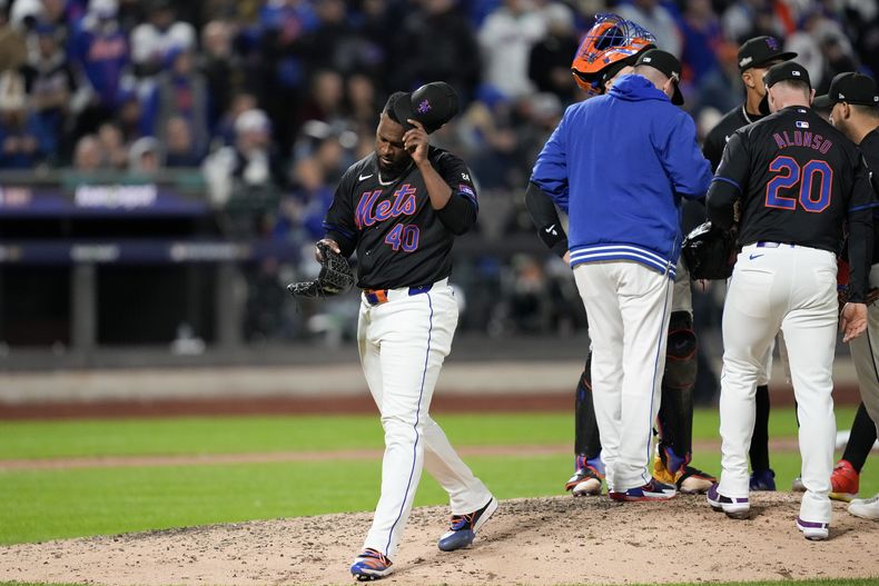 Luis Severino de los Mets de Nueva York tras ser sacado del juego durante el quinto inning del tercer juego de la Serie de Campeonato de la Liga Nacional, el miércoles 16 de octubre de 2024, en Nueva York. (AP Foto/Ashley Landis)
