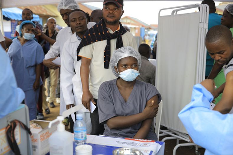 Trabajadores sanitarios forman una fila para recibir una dosis de la vacuna Ervebo contra el virus del ébola en Beni, en la provincia de Kivu del Norte, en el este de la República Democrática del Congo, el viernes 16 de octubre de 2026. (AP Foto/Sebastien Kitsa Musayi)