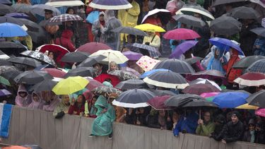 el papa y fieles desafian la lluvia el domingo de pascua
