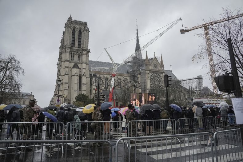 La escena frente a la Catedral de Norte Dame en París el 8 de diciembre del 2024. (AP foto/Aurelien Morissard)