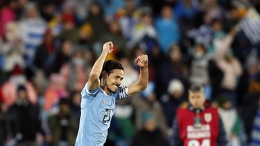 Cavani se reconcilia con el gol y Uruguay suspira