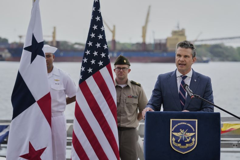 El secretario de Defensa de Estados Unidos, Pete Hegseth, habla en el puerto de Rodman en Panamá Oeste, el martes 8 de abril de 2025. (AP Foto/Matías Delacroix)