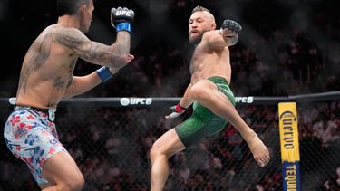 Conor McGregor, a la derecha, salta para dar una patada mientras pelea contra Max Holloway en un combate de peso wélter en el evento de artes marciales mixtas UFC 329 el sábado 11 de julio de 2026 en Las Vegas. (Foto AP/John Locher)