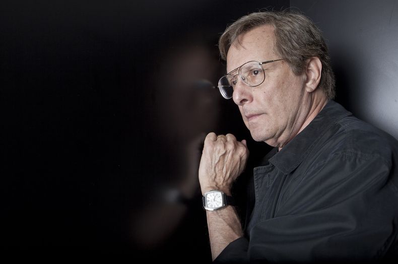 ARCHIVO - El director William Friedkin posa tras entrevistas de su película Killer Joe en Venecia, Italia, el 8 de septiembre de 2011. Friedkin, quien ganó el Oscar al mejor director por The French Connection, murió el lunes 7 de agosto de 2023, en Los Ángeles, dijo su esposa Sherry Lansing y uno de sus representantes. (Foto AP/Joel Ryan, archivo)