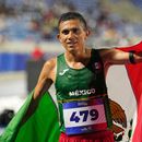 El mexicano José Santana festeja tras ganar los 10.000 metros en los Juegos Centroamericanos y del Caribe, el viernes 7 de agosto de 2026 en Santo Domingo (AP Foto/Fernando Vergara)