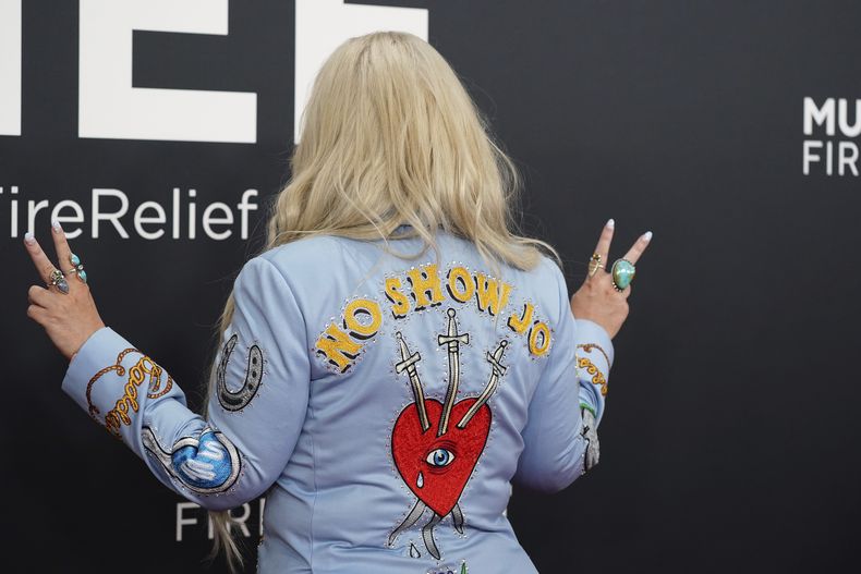 Jessie Jo Dillion llega a la 67ª entrega anual de los Grammy el domingo 2 de febrero de 2025 en Los Ángeles. (Foto Jordan Strauss/Invision/AP)