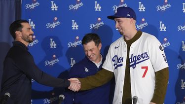 El pitcher de los Dodgers de Los Ángeles Blake Snell le da la mano al gerente general Brandon Gomes tras ser presentado con la camiseta del equipo por el presidente de operaciones Andrew Friedman en conferencia de prensa el martes 3 de diciembre del 2024. (AP Foto/Jae C. Hong)