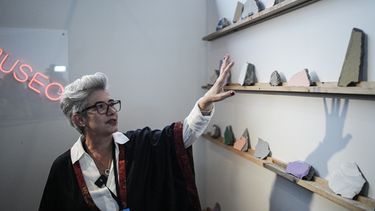 La artista colombiana Rosa Ángel muestra escombros de un terremoto en una feria de arte internacional organizada para recaudar fondos destinados a reconstruir las viviendas de las personas desplazadas por el sismo, en Bogotá, Colombia, el jueves 24 de septiembre de 2026. (Foto AP/Ivan Valencia)