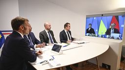 El presidente francés, Emmanuel Macron, a la izquierda, Antonio Costa, presidente del Consejo Europeo, segundo a la izquierda, el ministro francés de Relaciones Exteriores, Jean-Noel Barrot, segundo a la derecha, y el ministro francés de Defensa, Sebastien Lecornu, asisten a una videoconferencia sobre Ucrania en el Fuerte de Bregançon en Bormes-les-Mimosas, sur de Francia, el miércoles 13 de agosto de 2025. (Philippe Magoni, Pool vía AP)