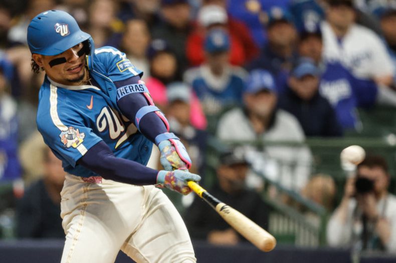 William Contreras, de los Cerveceros de Milwaukee, batea un cuadrangular de tres carreras durante la primera entrada del juego de béisbol de Grandes Ligas contra los Dodgers de Los Ängeles, el viernes 22 de mayo de 2026, en Milwaukee. (AP Foto/Jeffrey Phelps)
