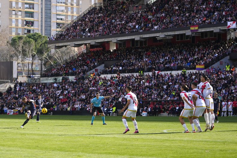 Toni Kroos (izquierda) del Real Madrid remata a gol ante el Rayo Vallecano en la Liga española, el domingo 18 de febrero de 2024, en Madrid. (AP Foto/Manu Fernández)