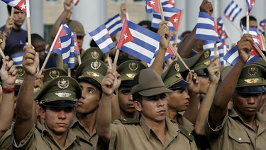 americateve | Según el periodista Guillermo Fariñas, el Gobierno busca 'hombres menores de 50 años' y con 'experiencia combativa en África o América Latina'.