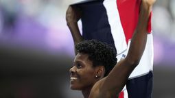 La dominicana Marileidy Paulino celebra tras ganar los 400 metros del atletismo de los Juegos Olímpicos de París, el viernes 9 de agosto de 2024, en Saint-Denis, Francia. (AP Foto/Ashley Landis)