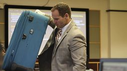 El fiscal Dave Cacciatore Jr. saca la maleta como evidencia mientras comienza los argumentos finales en el juicio de la acusada Sarah Boone, el viernes 25 de octubre de 2024, en el Palacio de Justicia del Condado de Orange en Orlando, Florida. Boone está acusada de dejar morir a su novio después de meterlo en una maleta en su casa, (Ricardo Ramirez Buxeda/Orlando Sentinel via AP, Archivo)